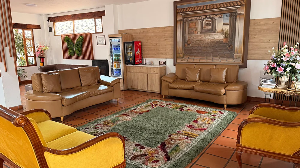 Lobby compartido del Hotel Cacique Real